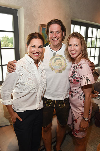 Karen Webb, Nathalie Ziegler mit Mann Markus / Trachtensommer im Ingolstadt Village am 10.07.2024 ©Foto: BrauerPhotos / Goran Nitschke